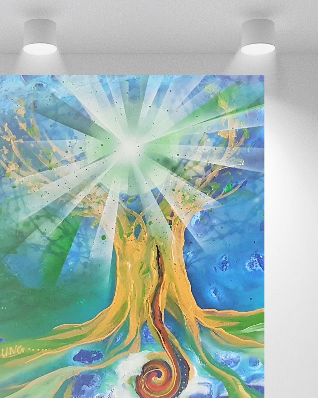 Gemälde einer Baumwurzel mit einem abstrakten, spiralförmigen Muster in der Mitte und strahlenförmiger Lichtquelle oberhalb auf blau-grünem Hintergrund.